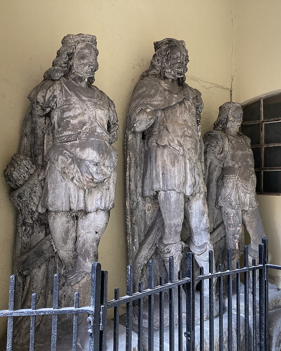 King_Lud_and_his_sons_statues_(cropped)