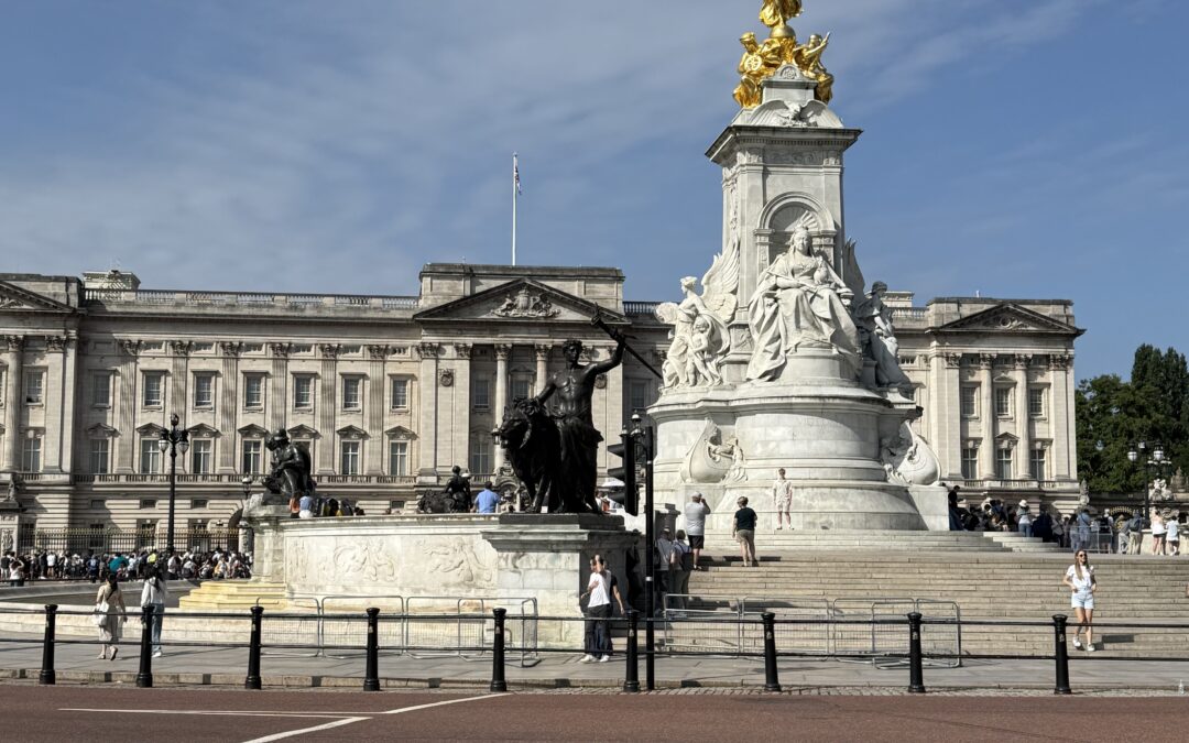 The Victoria Memorial: A golden gateway to Royal London
